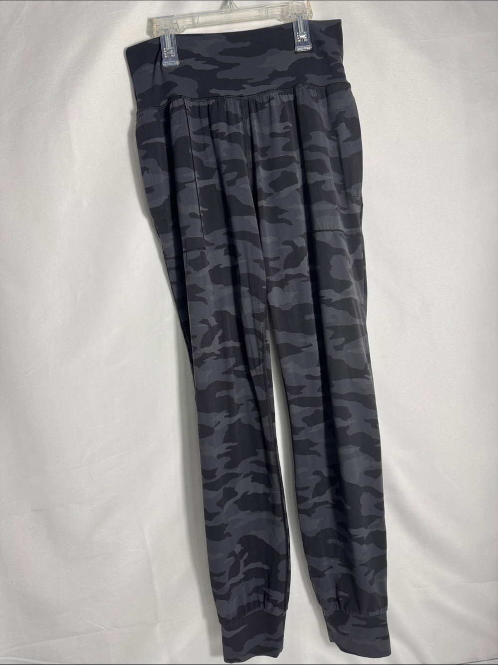 Athleta Salutation Powervita Camouflage Joggers in Black/Grey Size Small Tall